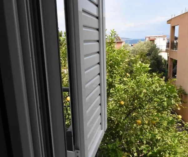 Dionysia-anezina Apartman *